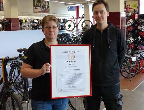 Übergabe der Urkunde 1a-Fachhändler an das Zweirad-Team vom Fachmarkt Nienburg