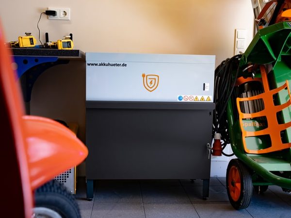 Akkuhueter Garage