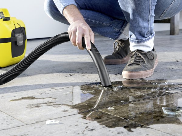 Ausgelaufenes Wasser, Flüssigkeiten und Scherben