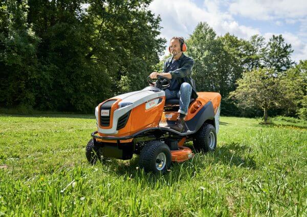 STIHL Rasentraktoren und Aufsitzmäher