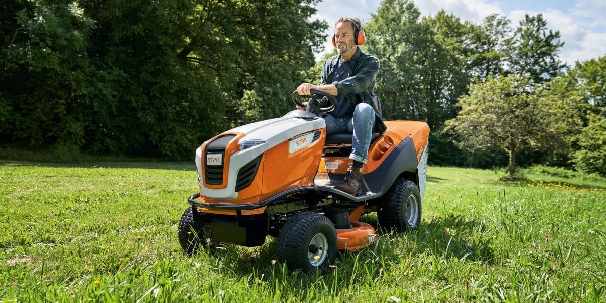 STIHL Rasentraktoren und Aufsitzmäher