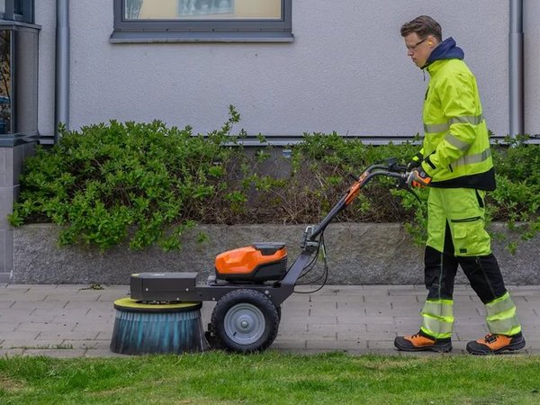 Husqvarna Akku Wildkrautbuerste1