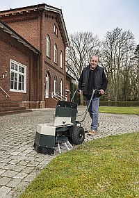 Wildkrautbürste auch für schmale Wege