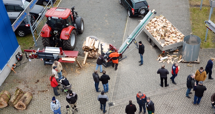 Vorführungen zu Holzverarbeitung auf dem Brennholztag bei Deterding