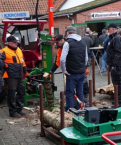 Vorführung der großen Holz-Maschinen