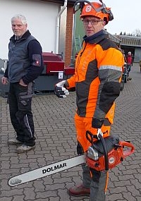Forsttechnik-Spezialist Jürgen Hoffmeyer mit Dolmar-Profi Motorsäge