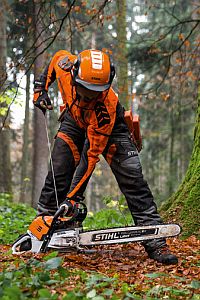 Die Benzin-Motorsäge STIHL MS 500i garantiert optimales Startverhalten