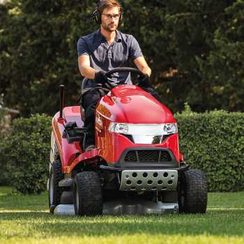Ein Rasentraktor schenkt die Zeit für andere Gartenarbeiten