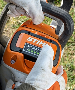 Die STIHL MSA 220 C mit dem neuen Hochleistungs- Akku AP 300 S