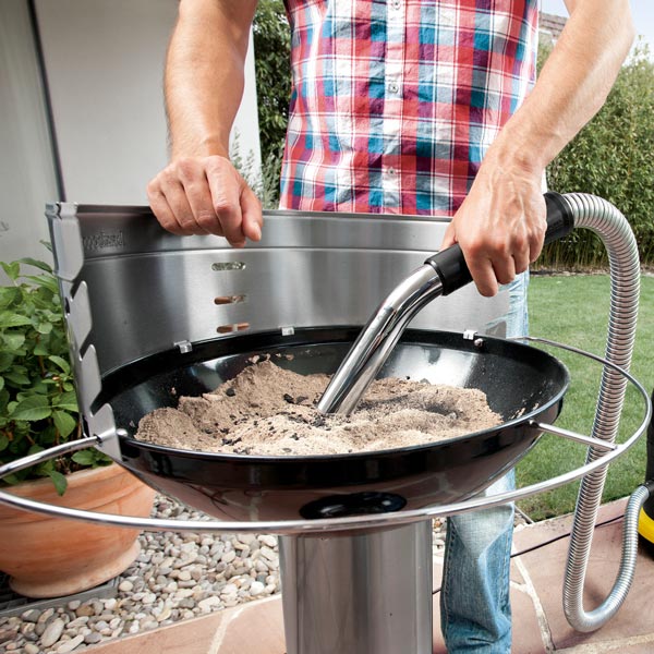 Grills von Asche befreien mit dem Kärcher Aschesauger