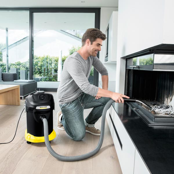 Kamin-Reinigung mit dem Aschesauger von Kärcher