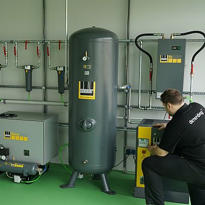 Drucklufttechnik im Showroom sichtbar aufgebaut